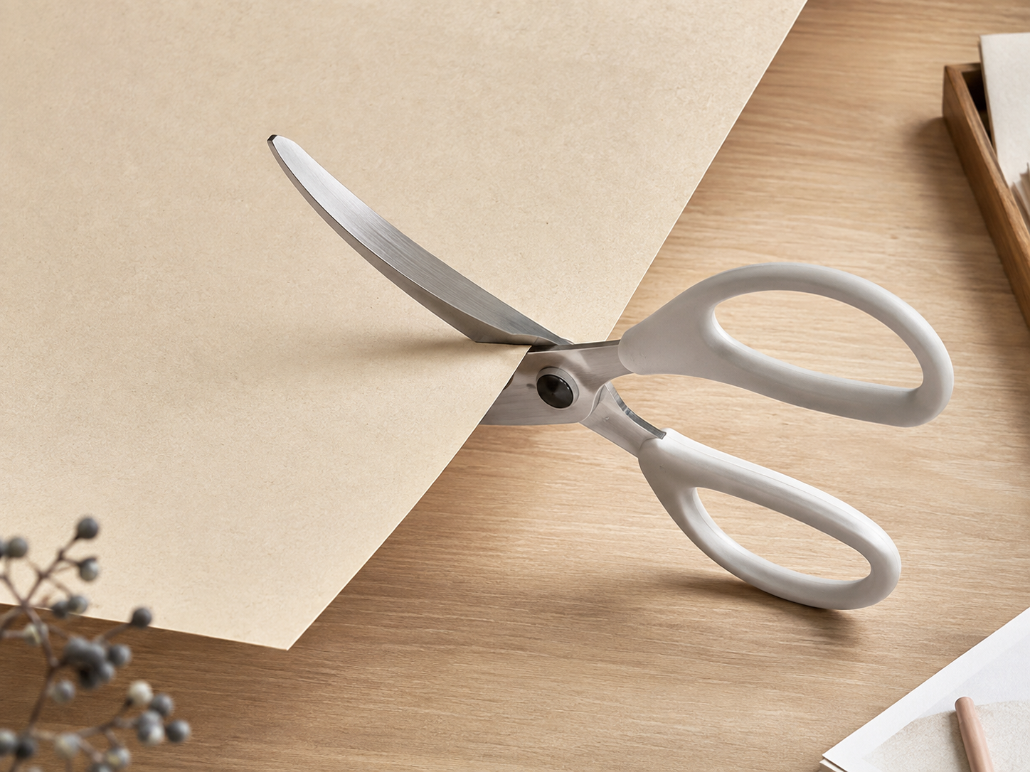 Curved-blade scissors representing PLUS Fitcut Curve.